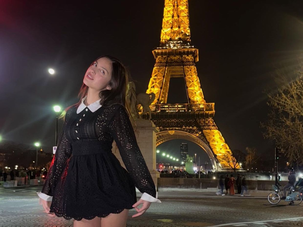 Η Olivia Rodrigo υιοθετεί το coquette στυλ στο Παρίσι με ένα vintage lace mini