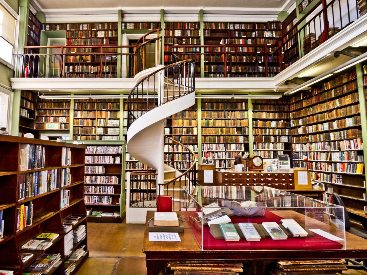 Σε έναν κόσμο γεμάτο scroll, οι βιβλιοθήκες γίνονται ξανά cool - Η Gen Z επιστρέφει στα βιβλία