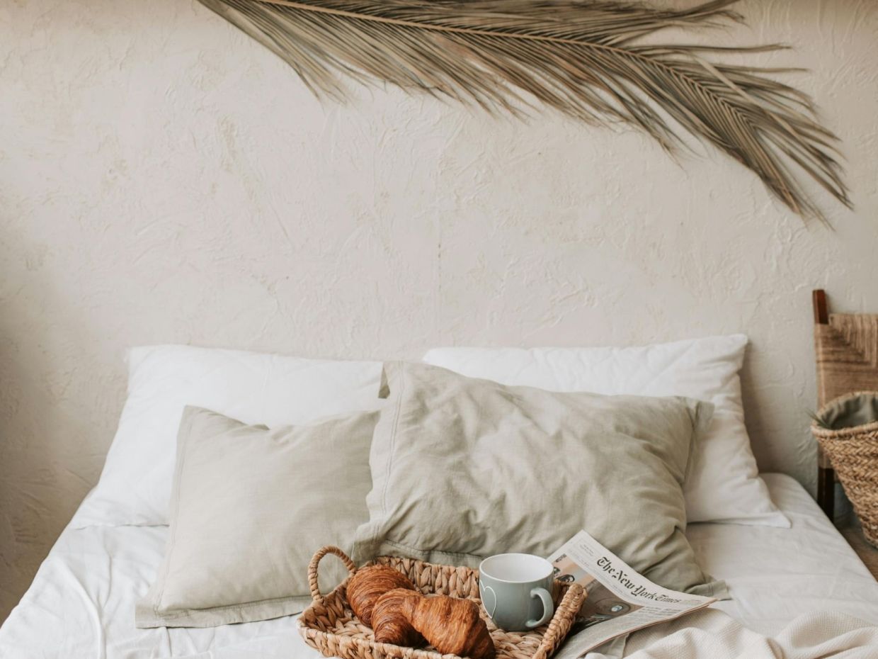 Μικρά υπνοδωμάτια: 10 tips για να υποδεχτείς την άνοιξη, χωρίς να γεμίσεις τον χώρο