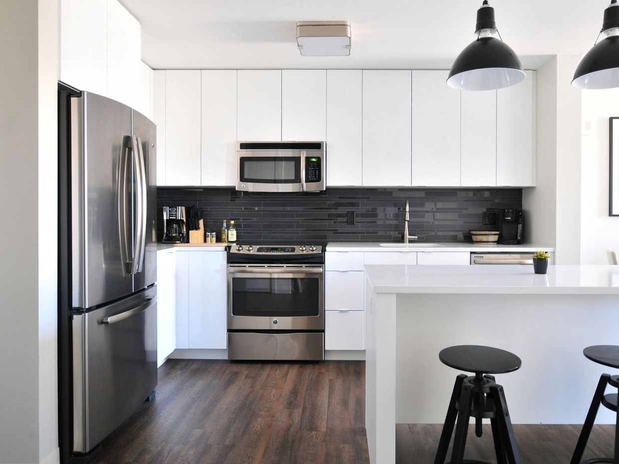 Πώς να καθαρίσεις το λίπος και τη βρωμιά ανάμεσα στα τζάμια του φούρνου