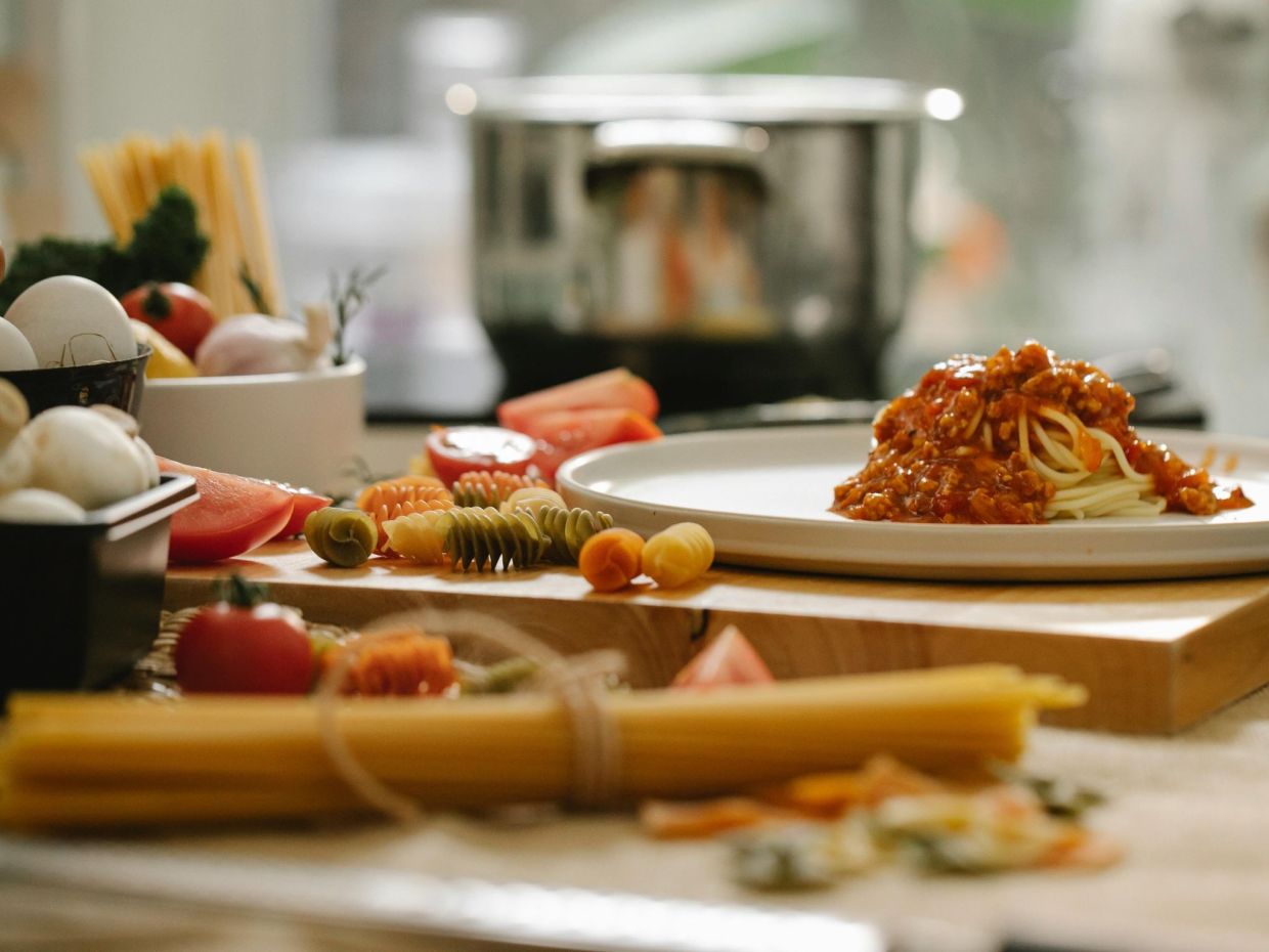 Vegan Bolognese γίνεται; Η πλούσια σάλτσα με με φακές που θα λατρέψεις στη νηστεία