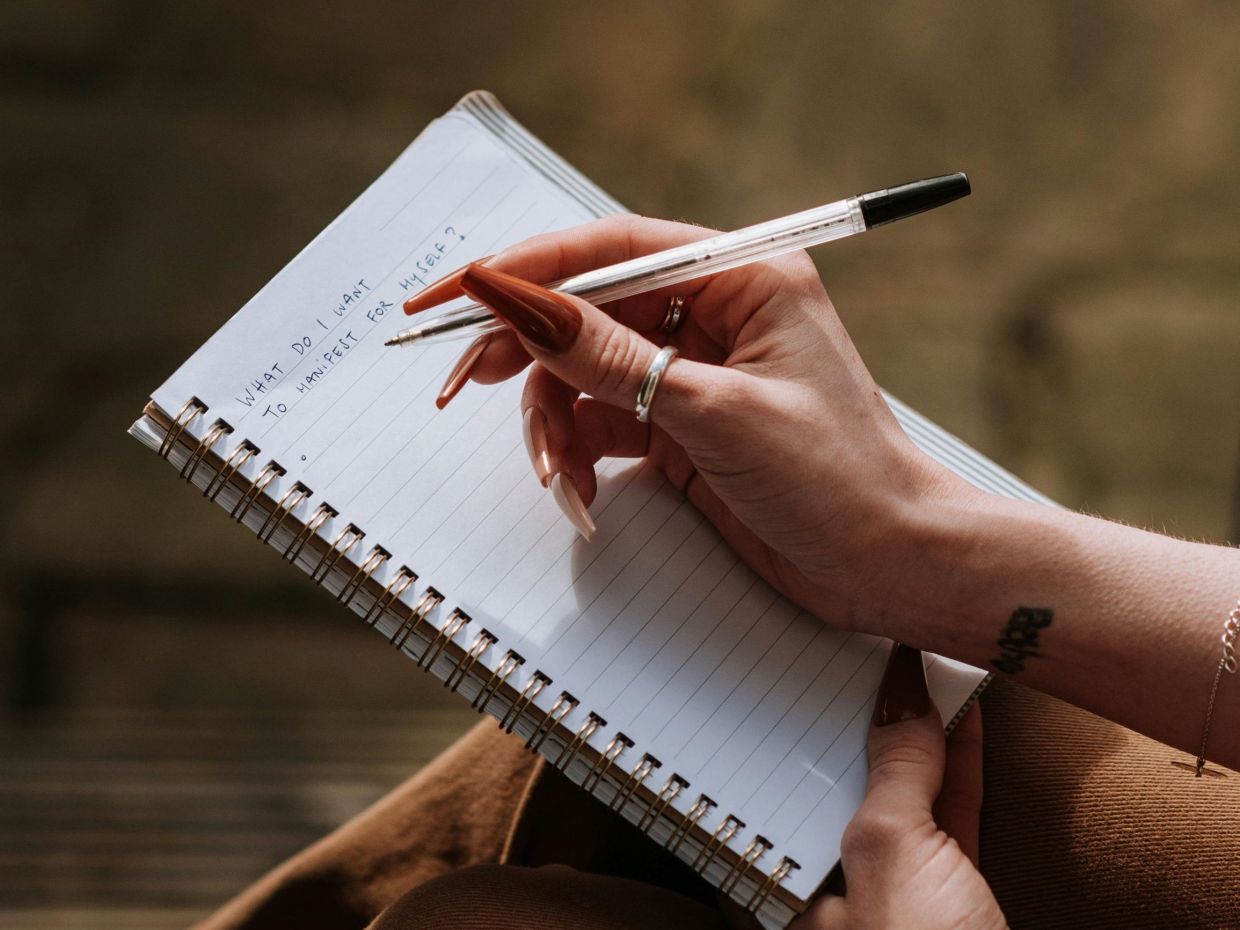 Ποιες δουλειές απειλούνται περισσότερο από την Τεχνητή Νοημοσύνη και ποιες μπορούν να προσαρμοστούν