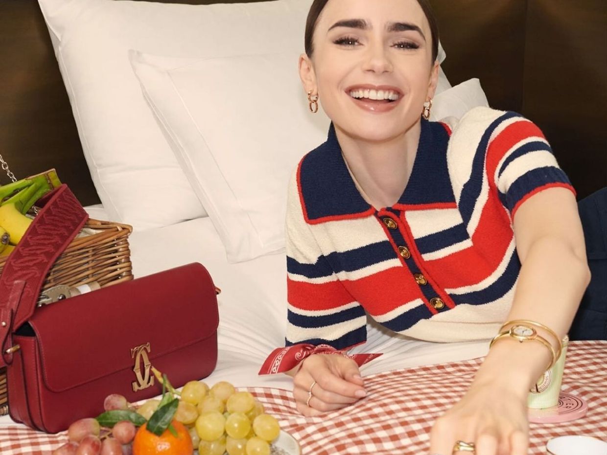 Η Lily Collins εξερευνά τα Πετράλωνα κι εμείς ξέρουμε τα κορυφαία στέκια για να της προτείνουμε