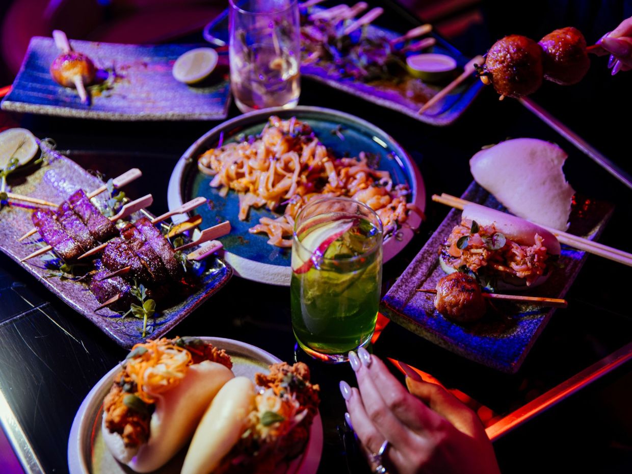 Ποιο speakeasy ασιατικό εστιατόριο βρίσκεται σε ένα υπόγειο και απαιτεί κωδικό για την είσοδο;