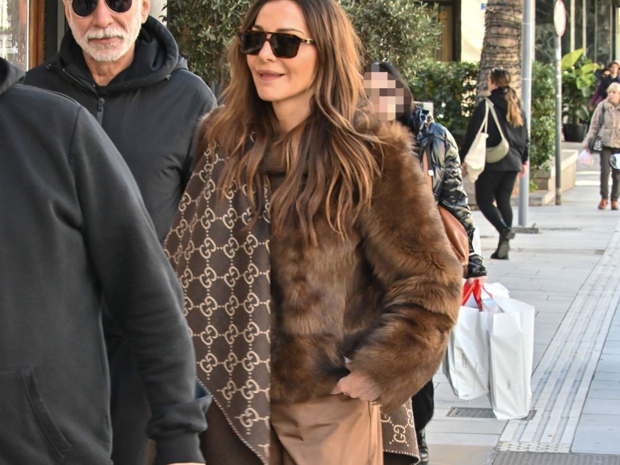 Today's inspo: Το cool street style look της Δέσποινας Βανδή με καφέ γούνα