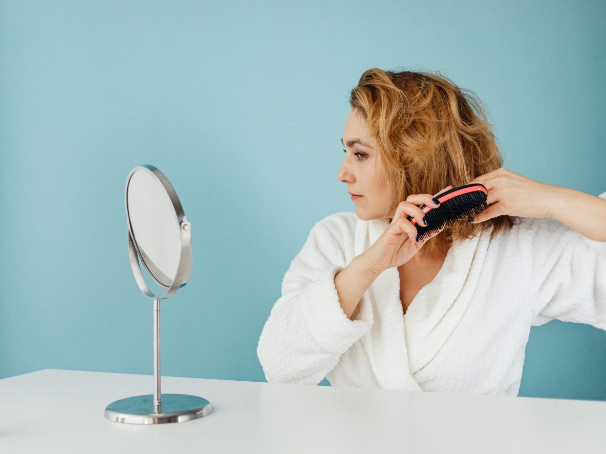 4 ειδικοί μοιράζονται όλα όσα πρέπει να γνωρίζεις για την τριχόπτωση μετά τη γέννα