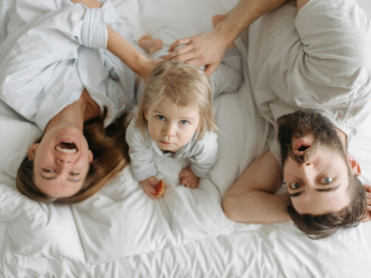 Πώς να προετοιμαστείς για την αλλαγή ώρας και να διασφαλίσεις τον ύπνο σου και των παιδιών