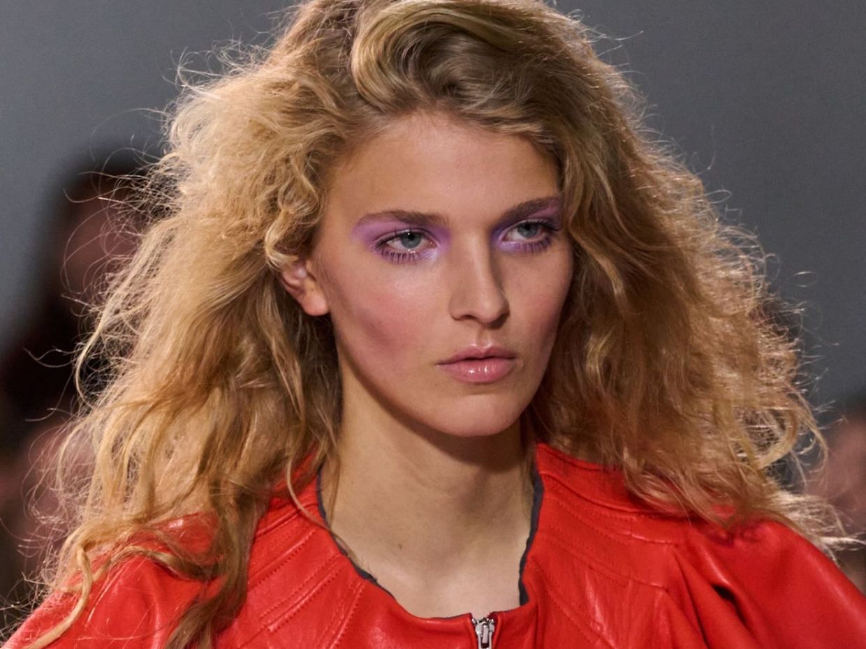 Blush hack: Πώς ένα ρουζ μπορεί να κάνει το πρόσωπό σου να φαίνεται σαν να έχεις κάνει lifting