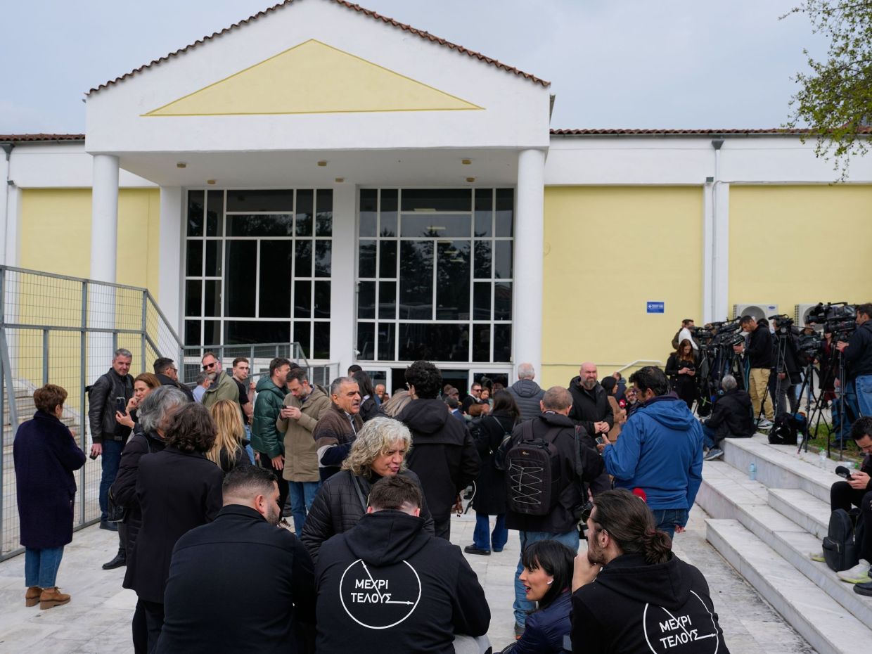 Ξεκίνησε η δίκη για τα Τέμπη: Το «ήρθα να δικάσω» του Πλακιά & οι χαμηλές προσδοκίες Καρυστανιανού