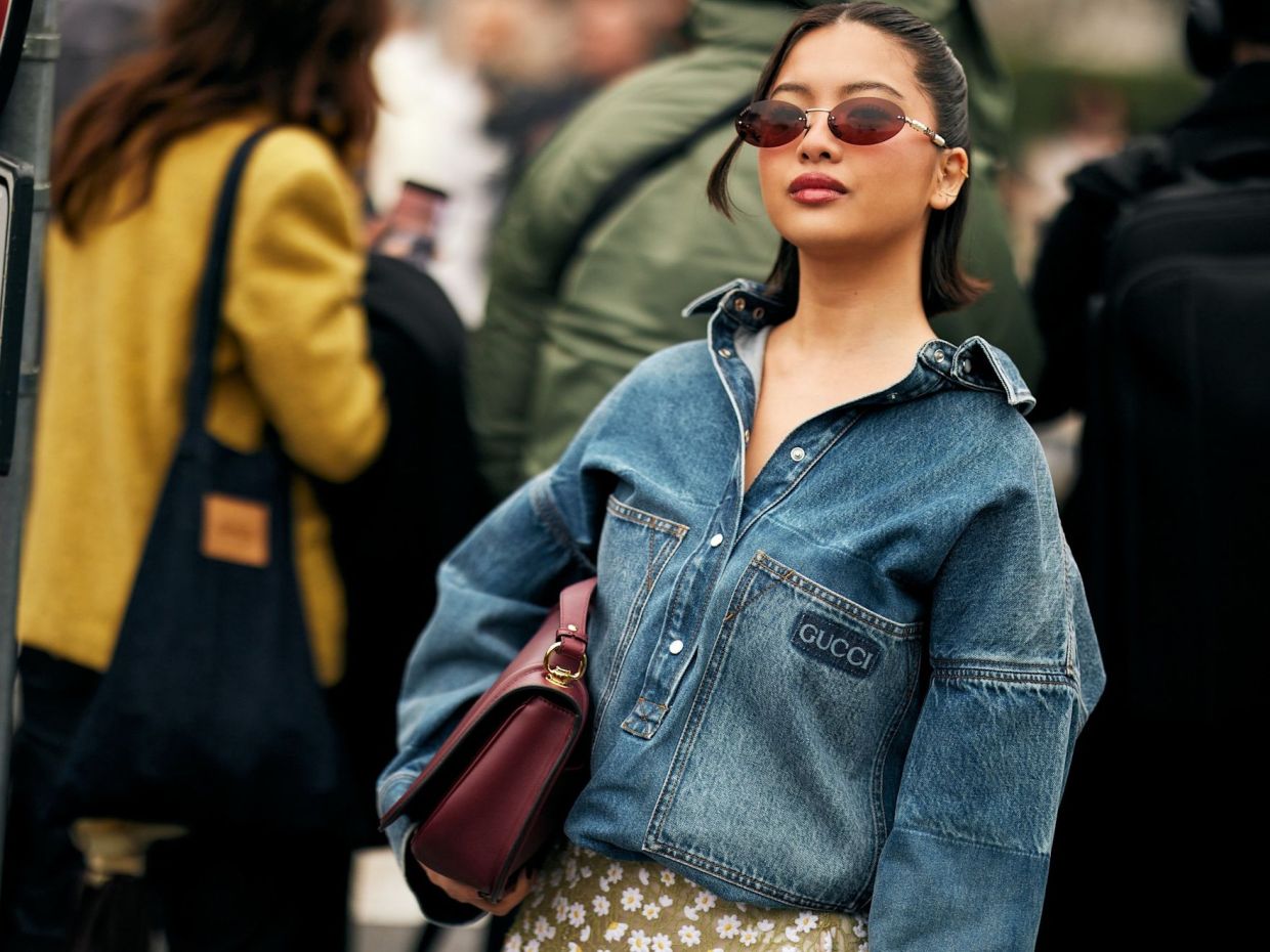 Τα denim πουκάμισα είναι το κομμάτι-κλειδί του layering και θα τα φοράς παντού