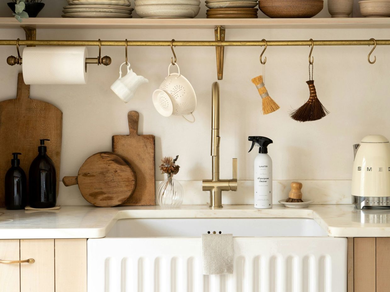 Μπορείς να βάλεις 1 αποχνουδωτικό ρολό στην κουζίνα σου & να καθαρίζεις πράγματα που δεν φαντάζεσαι