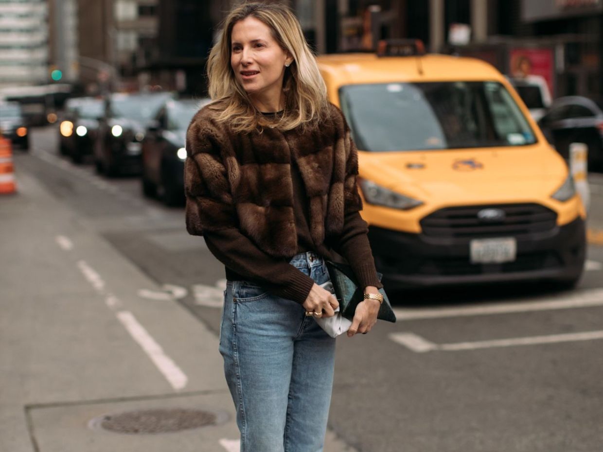 Outfit ideas: Τα τζιν με τακούνια επιστρέφουν & το πώς τα φοράμε τώρα κάνει τη διαφορά