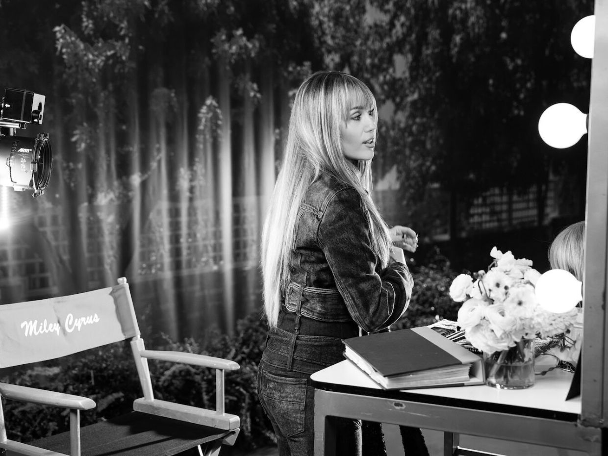 Miley Cyrus x Diesel: Ένα Y2K Denim Comeback για τα 20 Χρόνια Hannah Montana