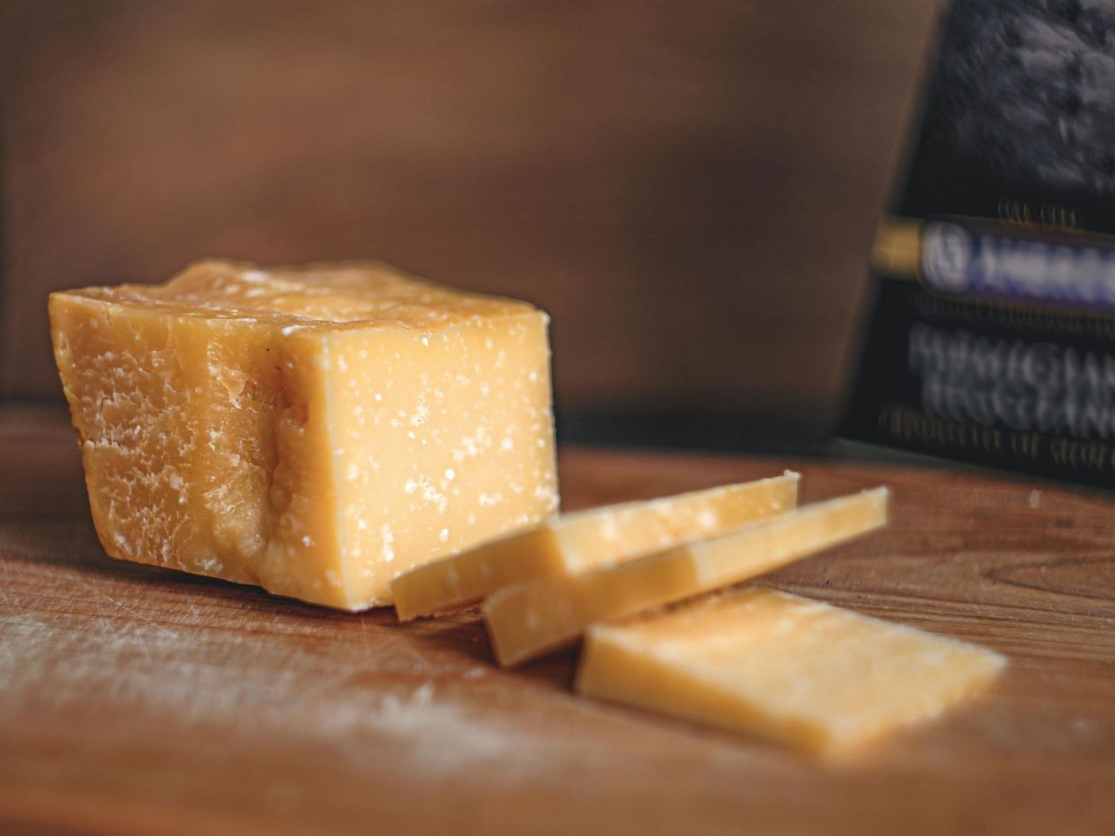 Parmigiano Reggiano: Ο σωστός τρόπος να το τρως που δεν είναι μόνο πάνω από τα μακαρόνια