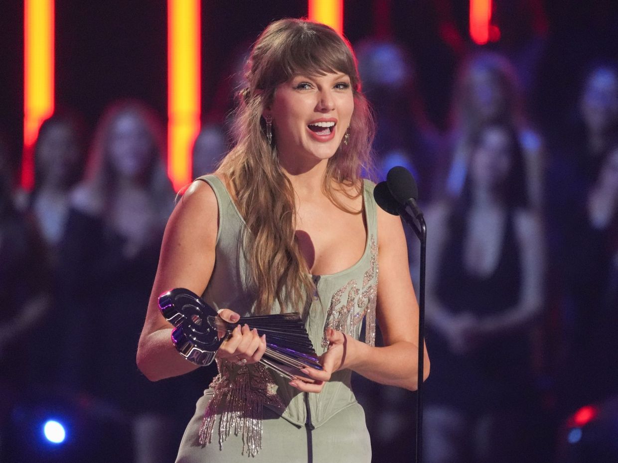Η Taylor Swift αποθέωσε τον Travis Kelce! By the way κέρδισε 7 βραβεία στα iHeartRadio Music Awards