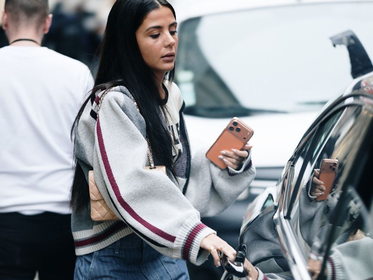 Sweatpant jeans: Η άνεση της φόρμας συναντά το στυλ και τη διαχρονικότητα του τζιν