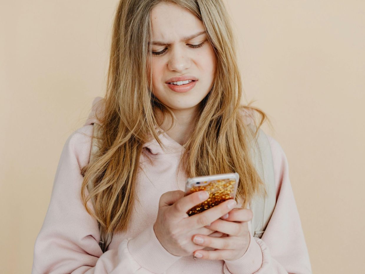 Η συχνή χρήση των social σχετίζεται με χειρότερες δεξιότητες ανάγνωσης των εφήβων, σύμφωνα με μελέτη