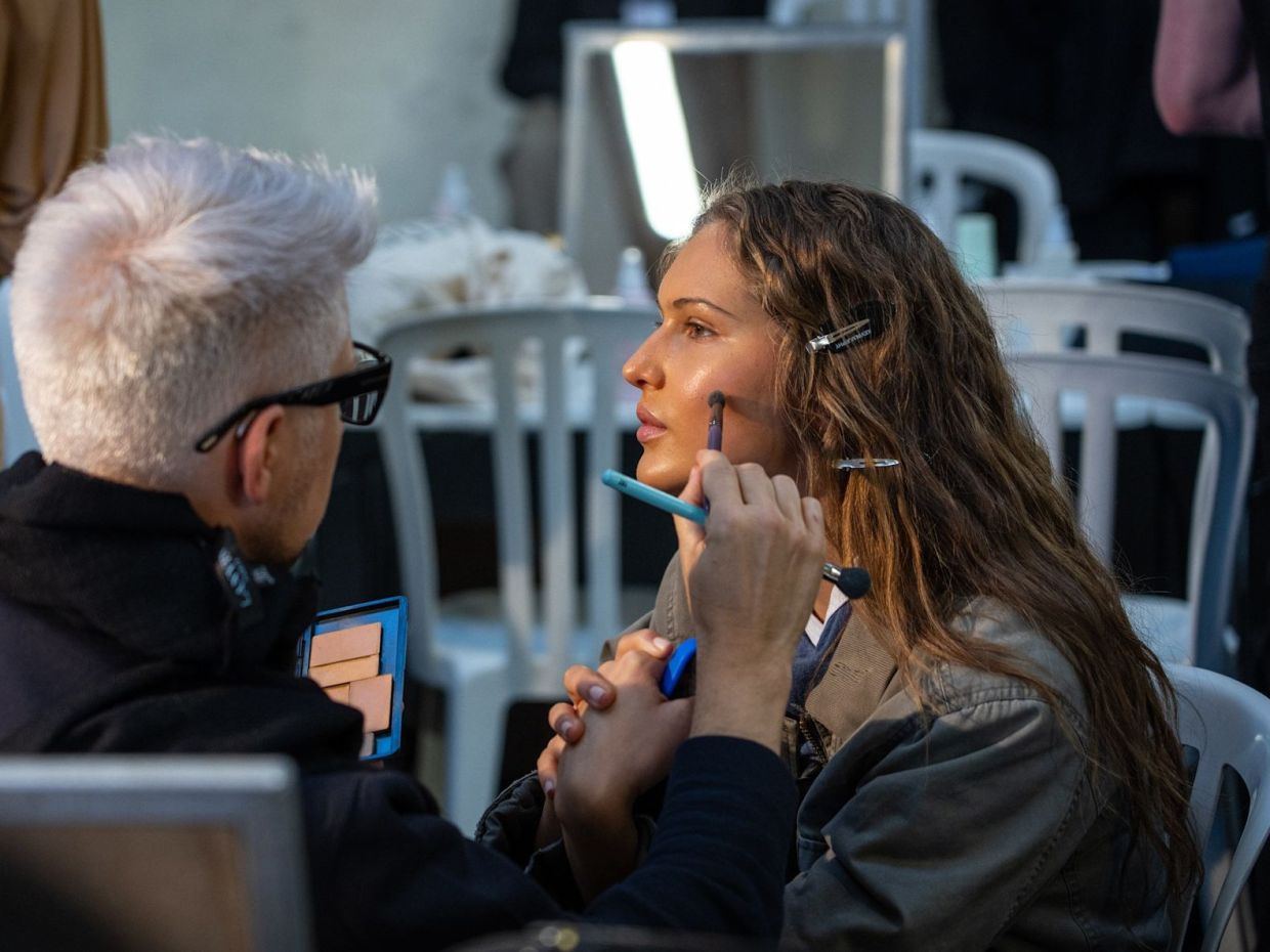 Blurry make up είναι η τάση του 2026 που θα αλλάξει τη φιλοσοφία σου στο μακιγιάζ