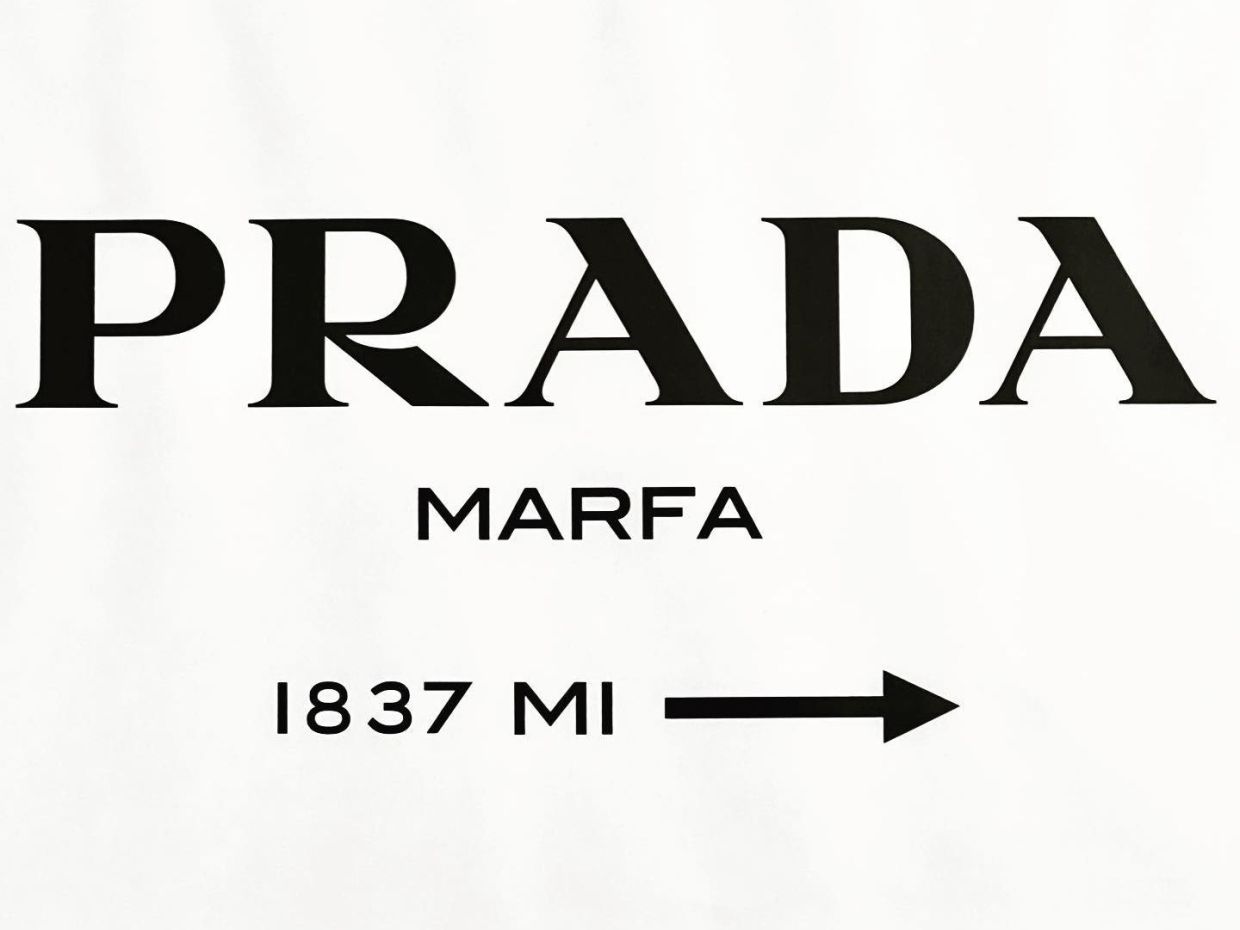 Ήξερες ότι διάσημη αφίσα «Prada Marfa 1837 MI» σε οδηγεί στο Τέξας στη μέση του πουθενά;