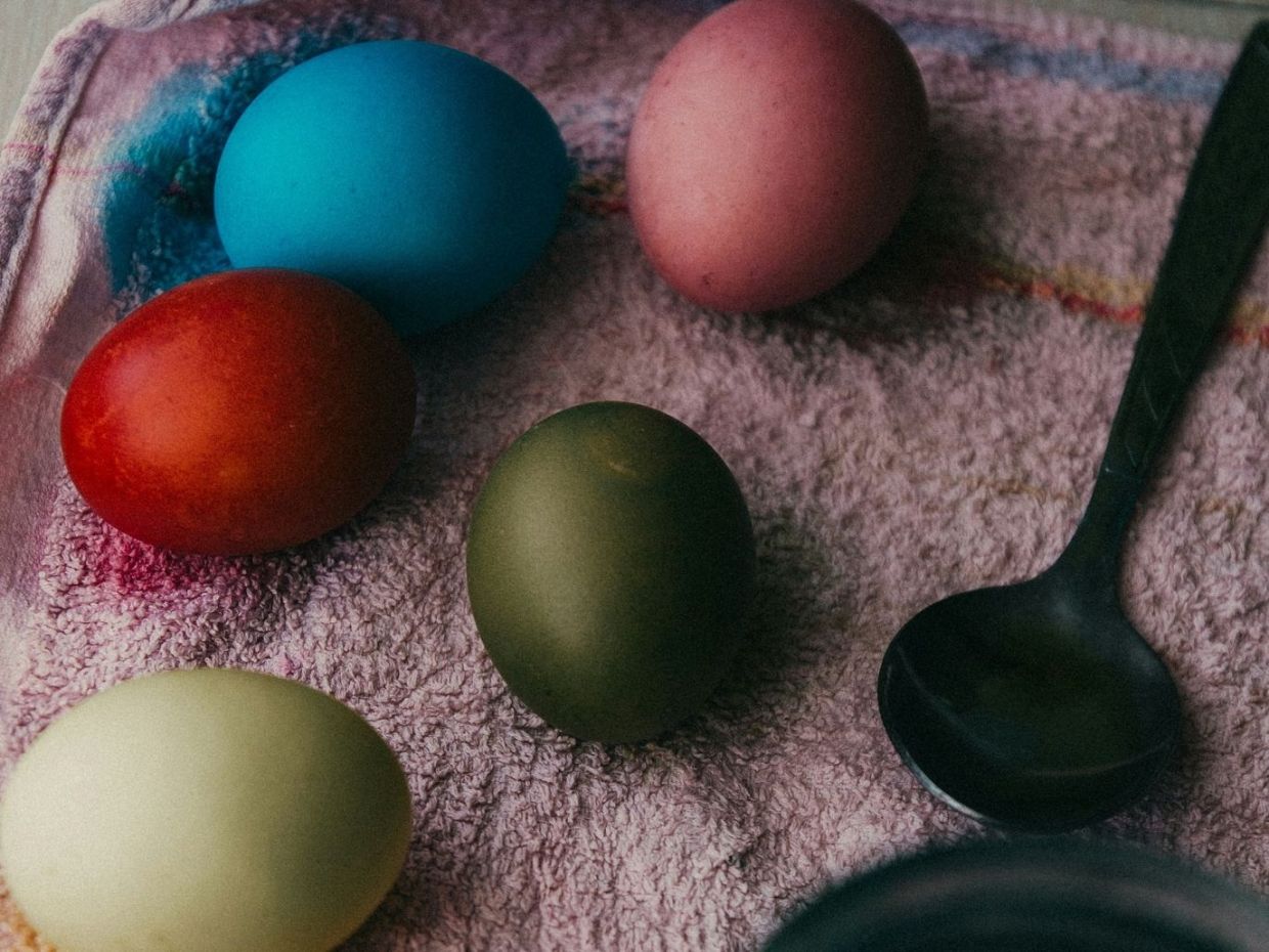 Βάψε πασχαλινά αυγά χωρίς να λερώσεις τα χέρια: Το έξυπνο trick με τον αυγοδάρτη που θα λατρέψεις