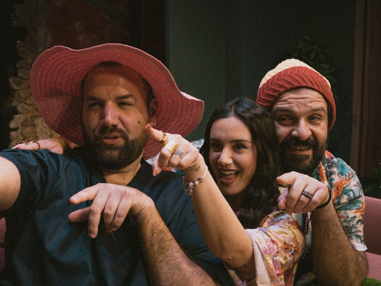 «Ο Ημιυπαίθριος» του Γιώργου Αλκαίου, η σουρεάλ κωμωδία που αγαπήθηκε από το κοινό παίρνει παράταση