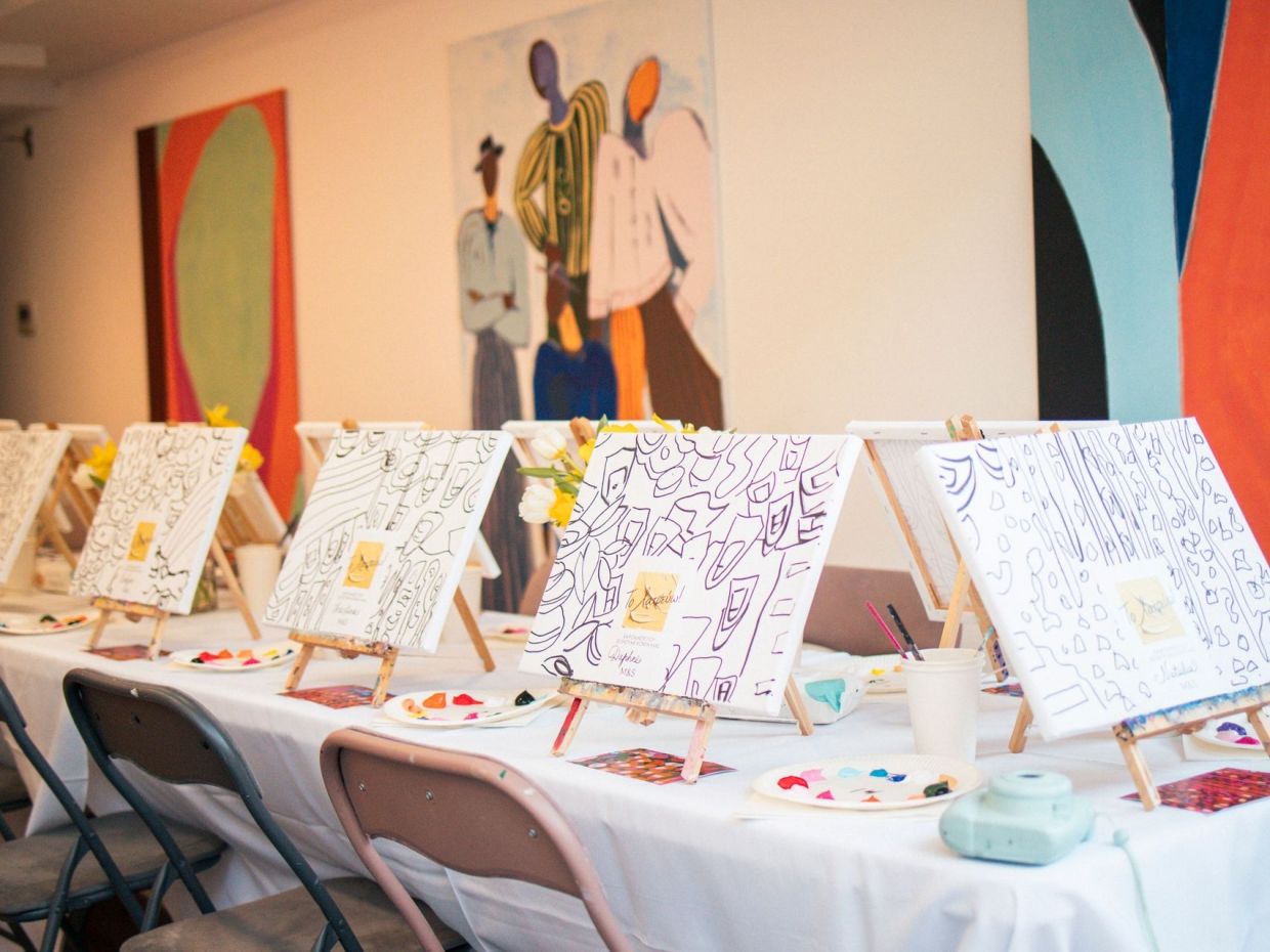 Η M&S επαναπροσδιορίζει την ανοιξιάτικη συλλογή 2026 με ένα art experience που συναντά τη μόδα