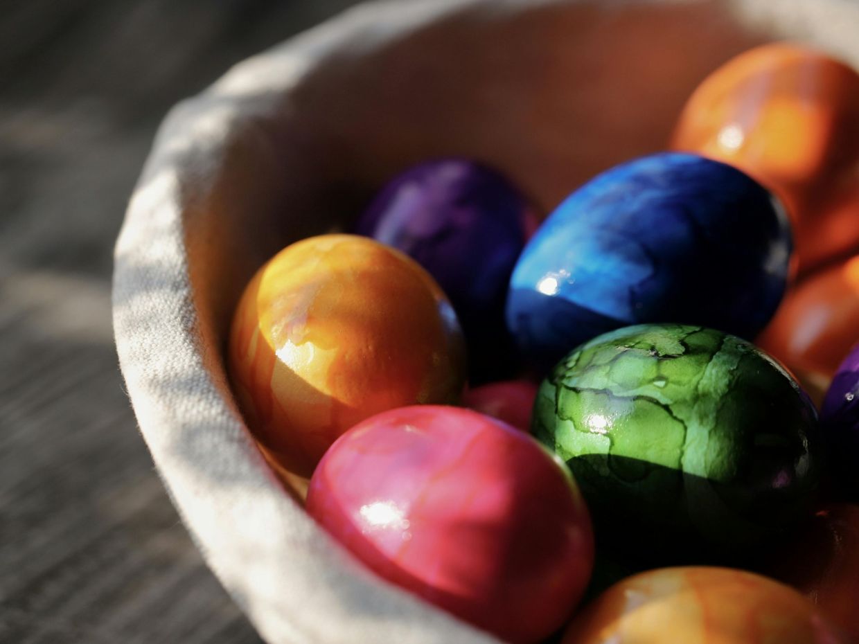 Με ρύζι ή με μαγειρική σόδα; 6 εύκολοι εναλλακτικοί τρόποι να βάψεις πασχαλινά αυγά