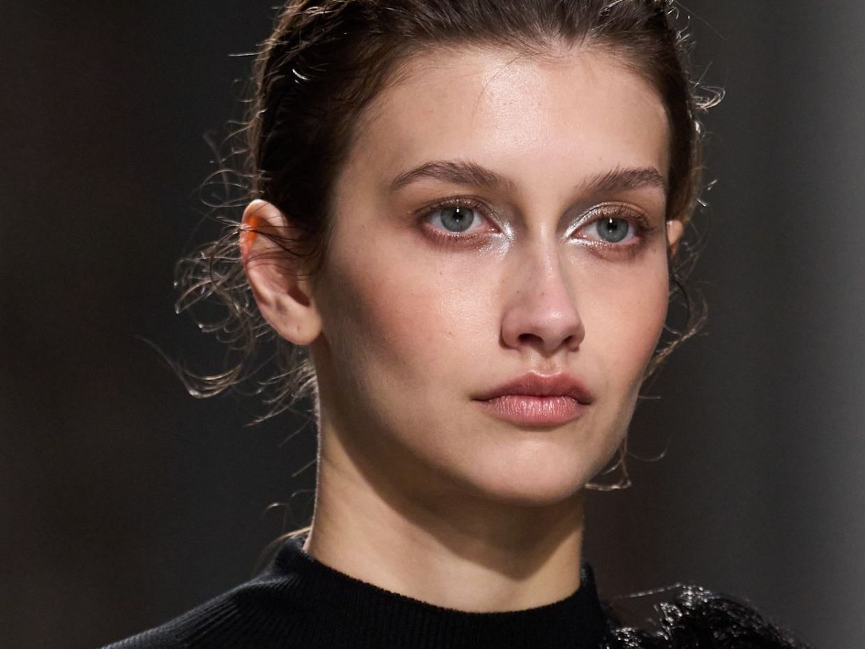 Beauty hack: Δες πώς να πετύχεις ένα ολοκληρωμένο makeup look μόνο με ένα κραγιόν