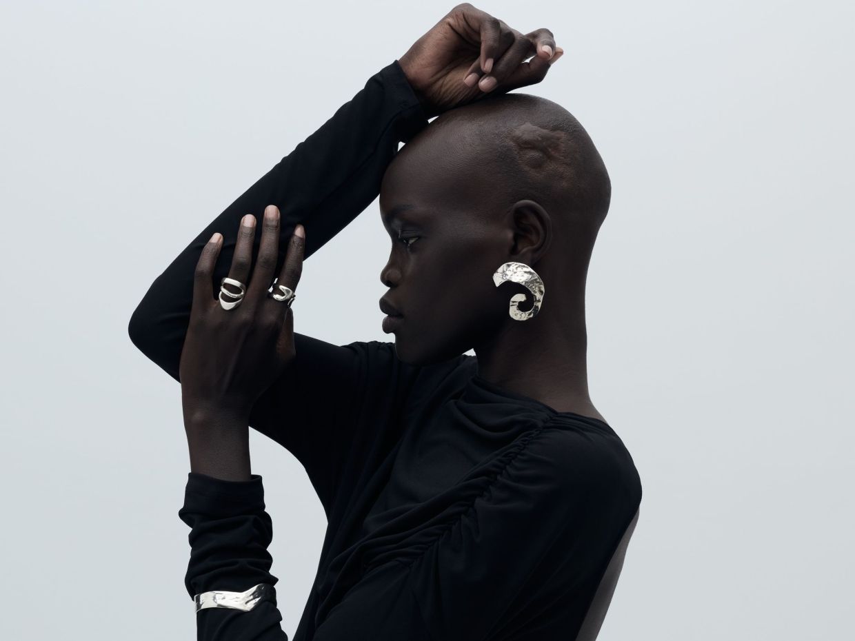 Ένα ελληνικό brand κοσμημάτων παίζει με την αφαιρετικότητα των σχημάτων και εντυπωσιάζει