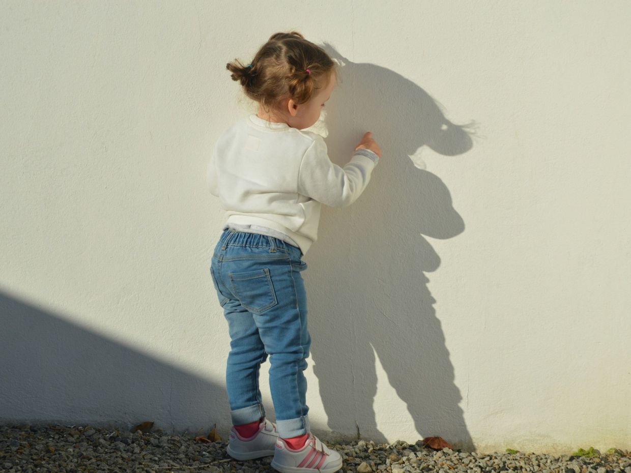 Πώς γίνεται ένα παιδί να είναι πιο ψηλό από τους γονείς του; Η απάντηση ίσως σε εκπλήξει