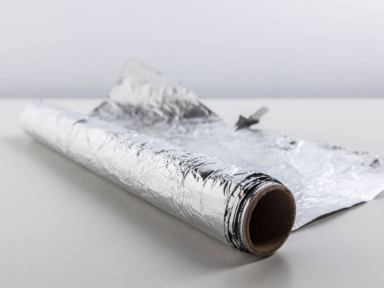 Κόλλησε αλουμινόχαρτο στον τοίχο: γιατί το προτείνουν οι ειδικοί και τι μπορείς να ανακαλύψεις