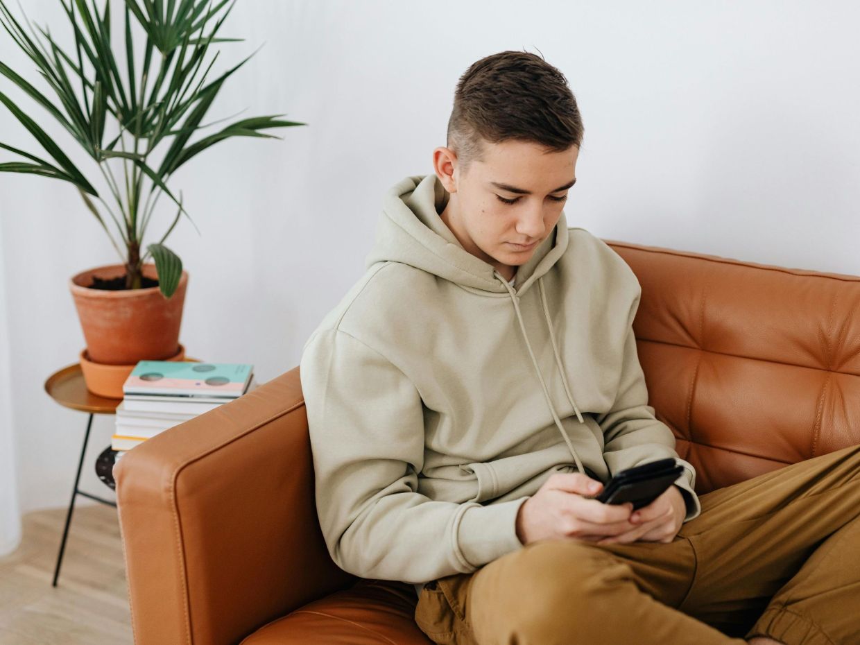 Τι είναι το gooning και γιατί πρέπει να μιλήσεις στο παιδί σου γι' αυτό χωρίς ντροπή