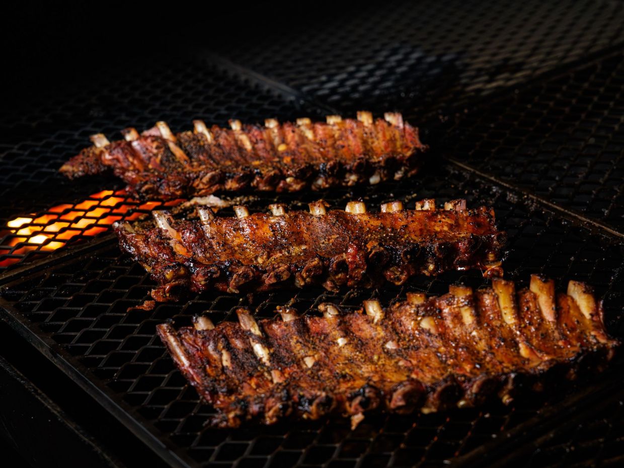 Ένα αυθεντικό αμερικανικό smokehouse ενώνει το BBQ με τα σπάνια ουίσκι στην καρδιά της Αθήνας