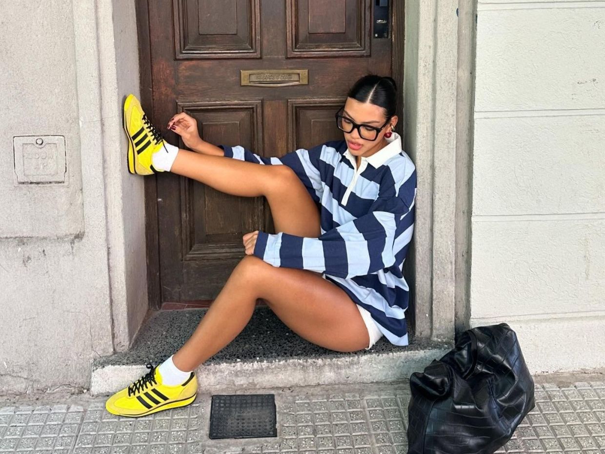 Υellow sneakers & άνοιξη: Ο τέλειος συνδυασμός για στυλάτες και άνετες εμφανίσεις