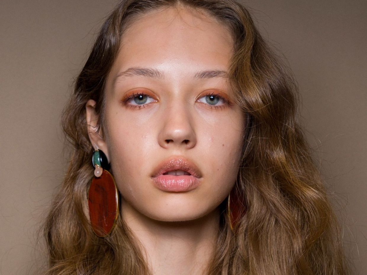 Beauty hack: Αυτό το tip για κραγιόν θα κάνει τα χείλη σου ακόμα πιο σαρκώδη