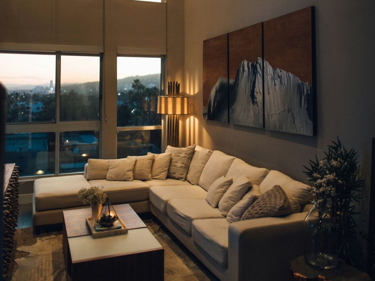 7 μικρά μυστικά διακόσμησης που θα κάνουν το σαλόνι σου να δείχνει μεγαλύτερο και πιο στιλάτο