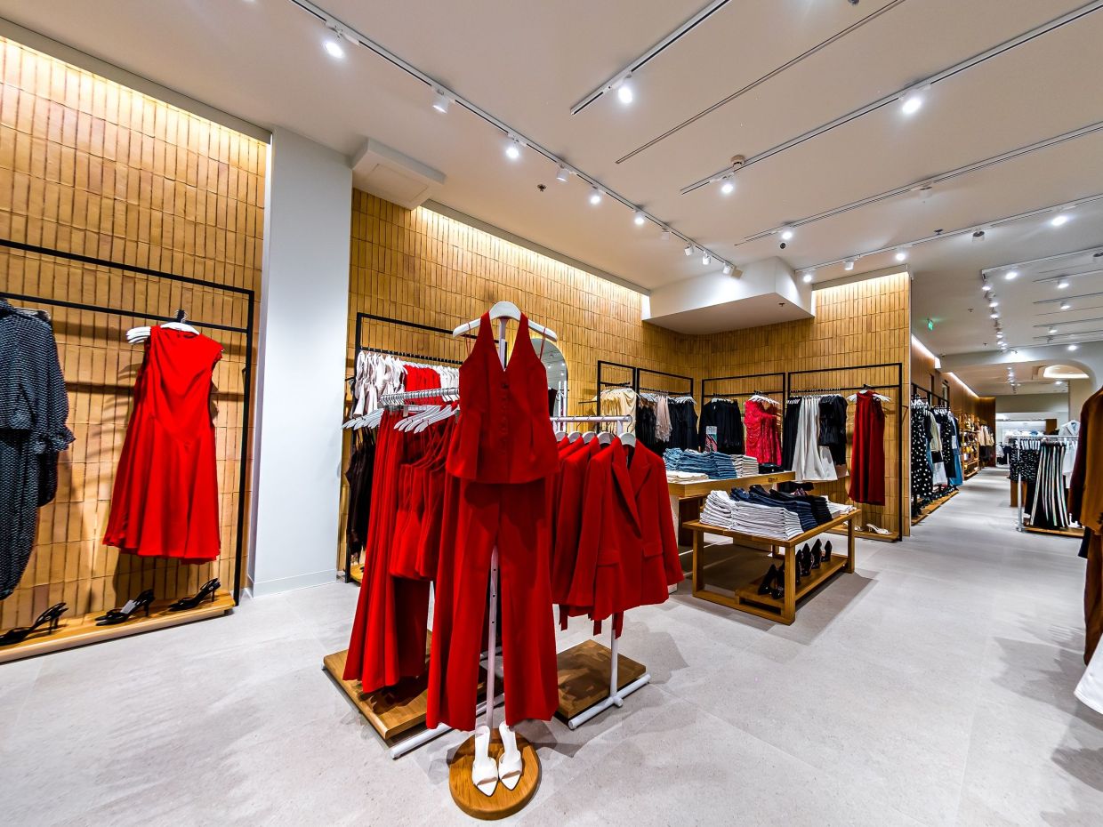 Fashion News: Ο Όμιλος Φάις επανατοποθετεί δυναμικά την MANGO στο River West με ένα νέο κατάστημα