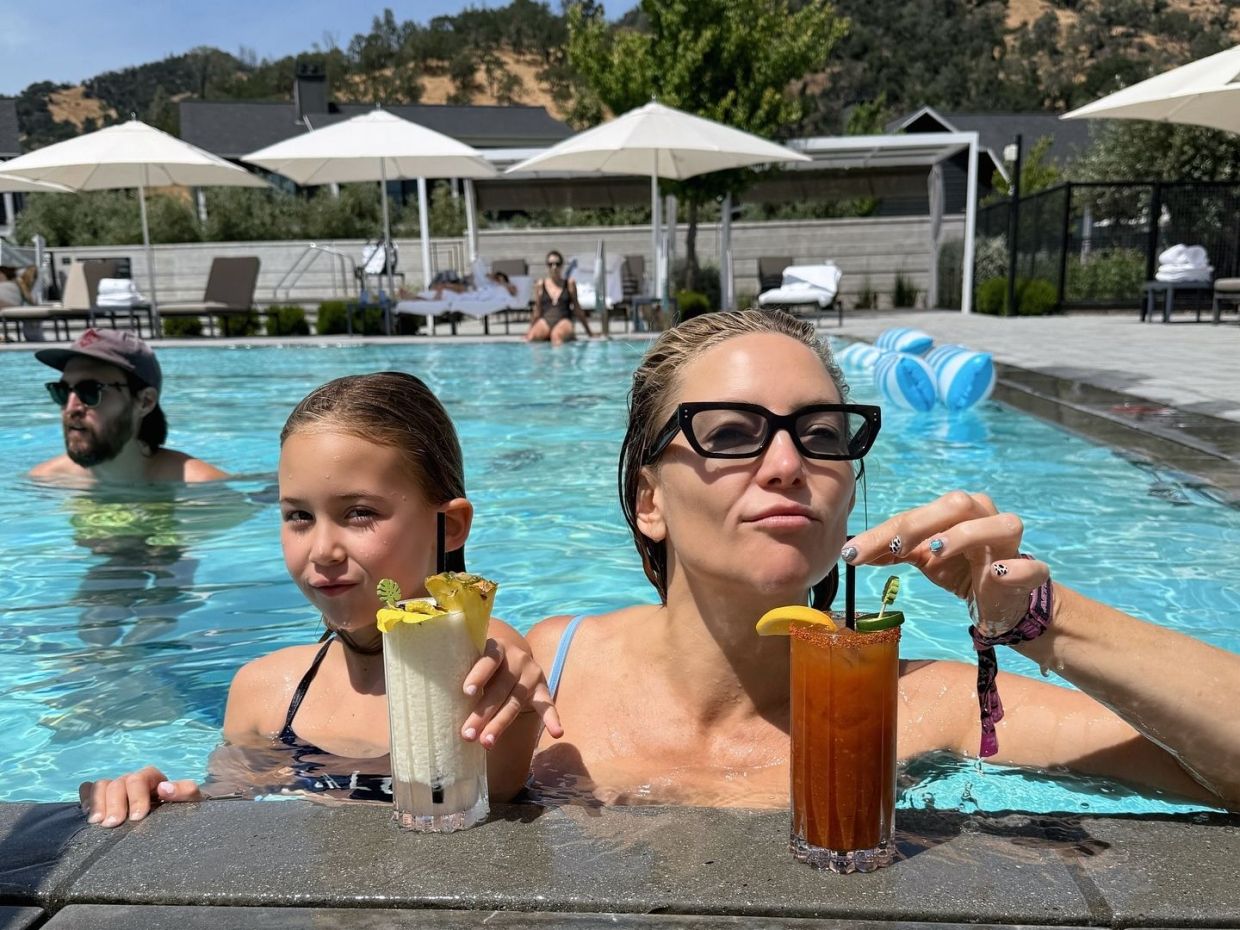 Η Kate Hudson αποκάλυψε τι θα την έκανε να νιώθει «αποτυχημένη» ως μητέρα και της αξίζει respect