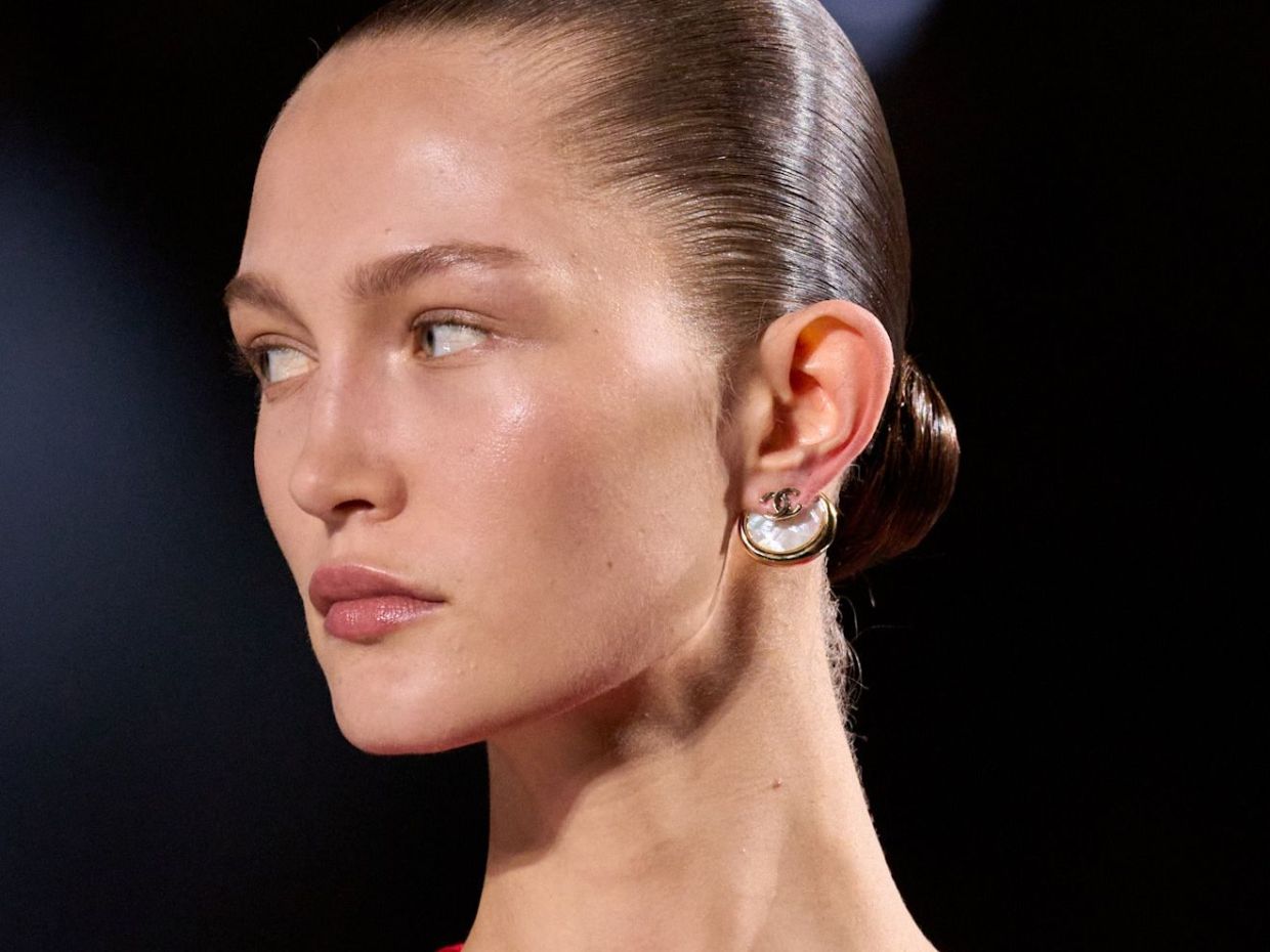 Lip gloss vs highlighter: Ποιο προϊόν χαρίζει extra φως στα χαρακτηριστικά του προσώπου