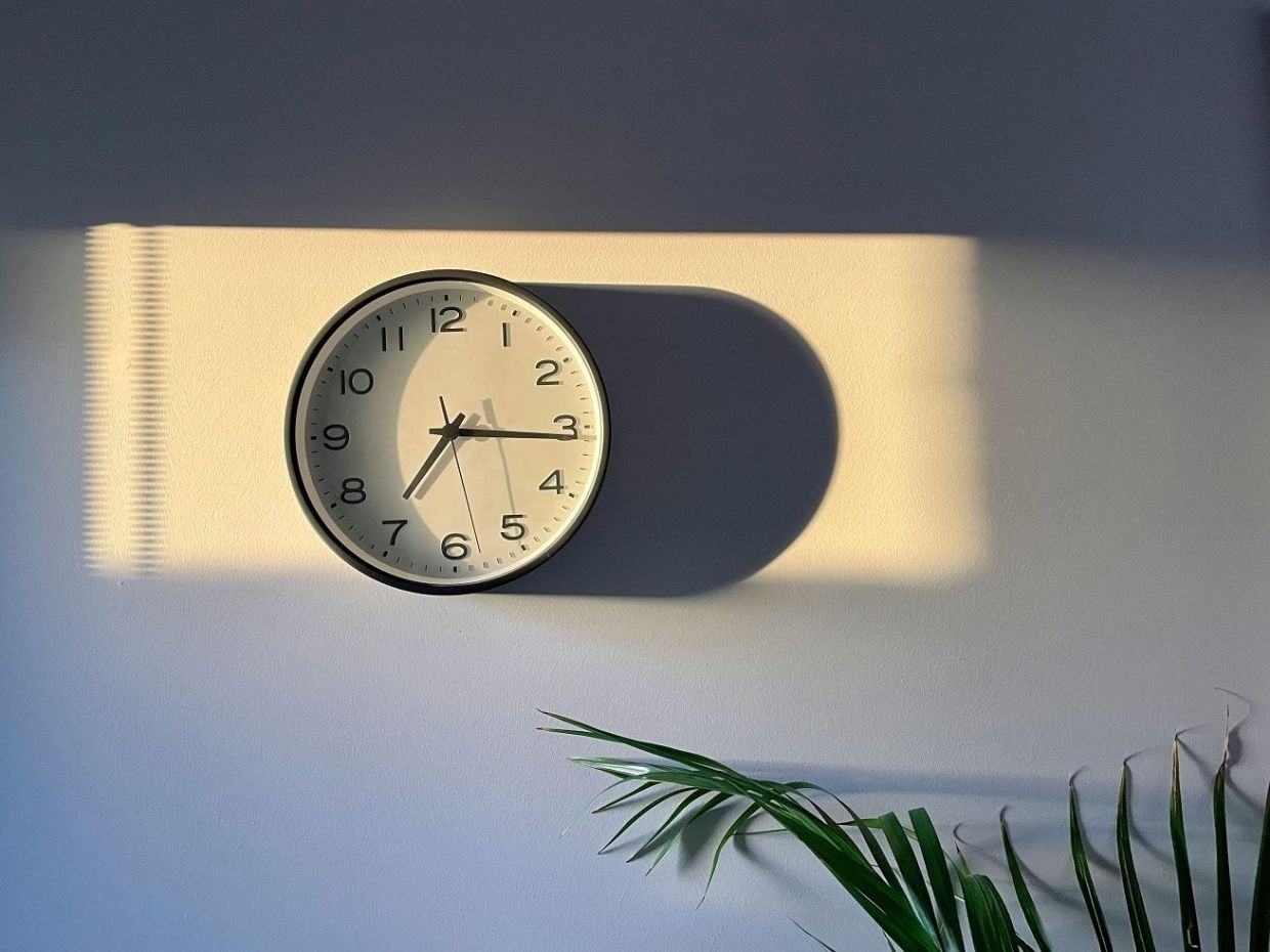 Μήπως έχεις κρεμάσει το ρολόι τοίχου σε λάθος σημείο; Ο τρόπος για να το καταλάβεις