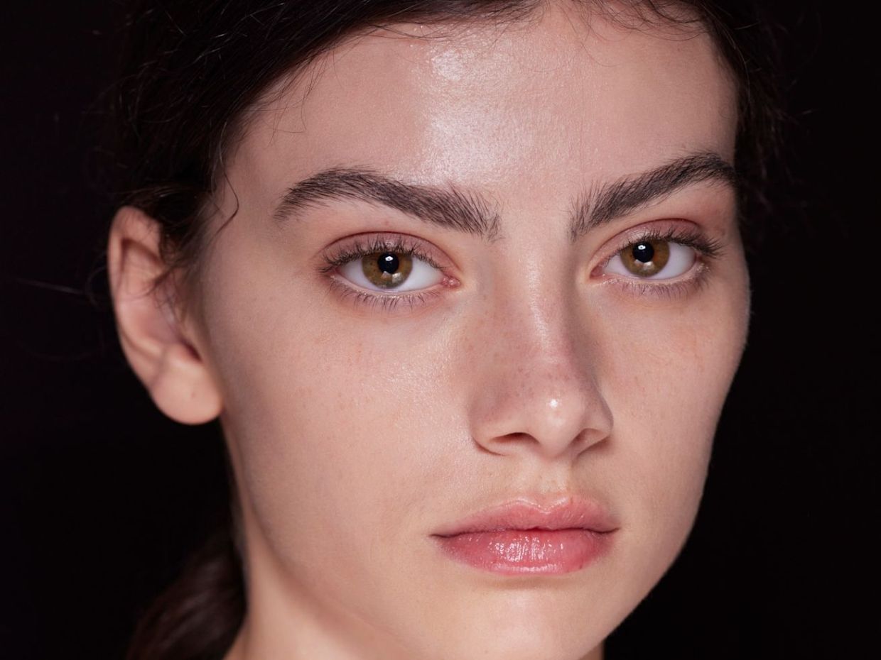 Ολοκληρωμένη ρουτίνα από το πρωί μέχρι το βράδυ για λιπαρή επιδερμίδα