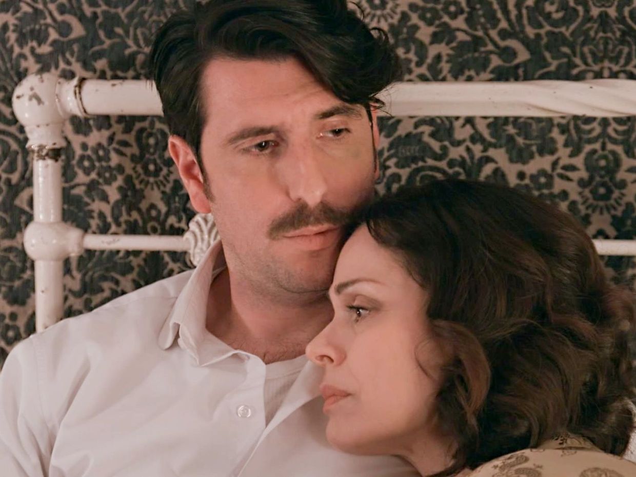 Ο γάμος Λαμπρόγιαννη - Γεροντιδάκη στο Grand Hotel προκαλεί σκάνδαλο όπως και η νέα φυγή Κουκουράκη