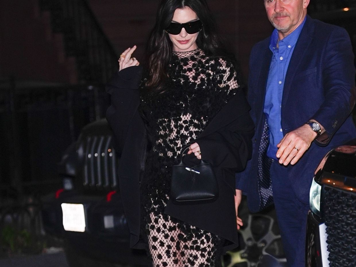 Η Calvin Klein έντυσε την Anne Hathaway για το listening party και το Q&A event του «Mother Mary»