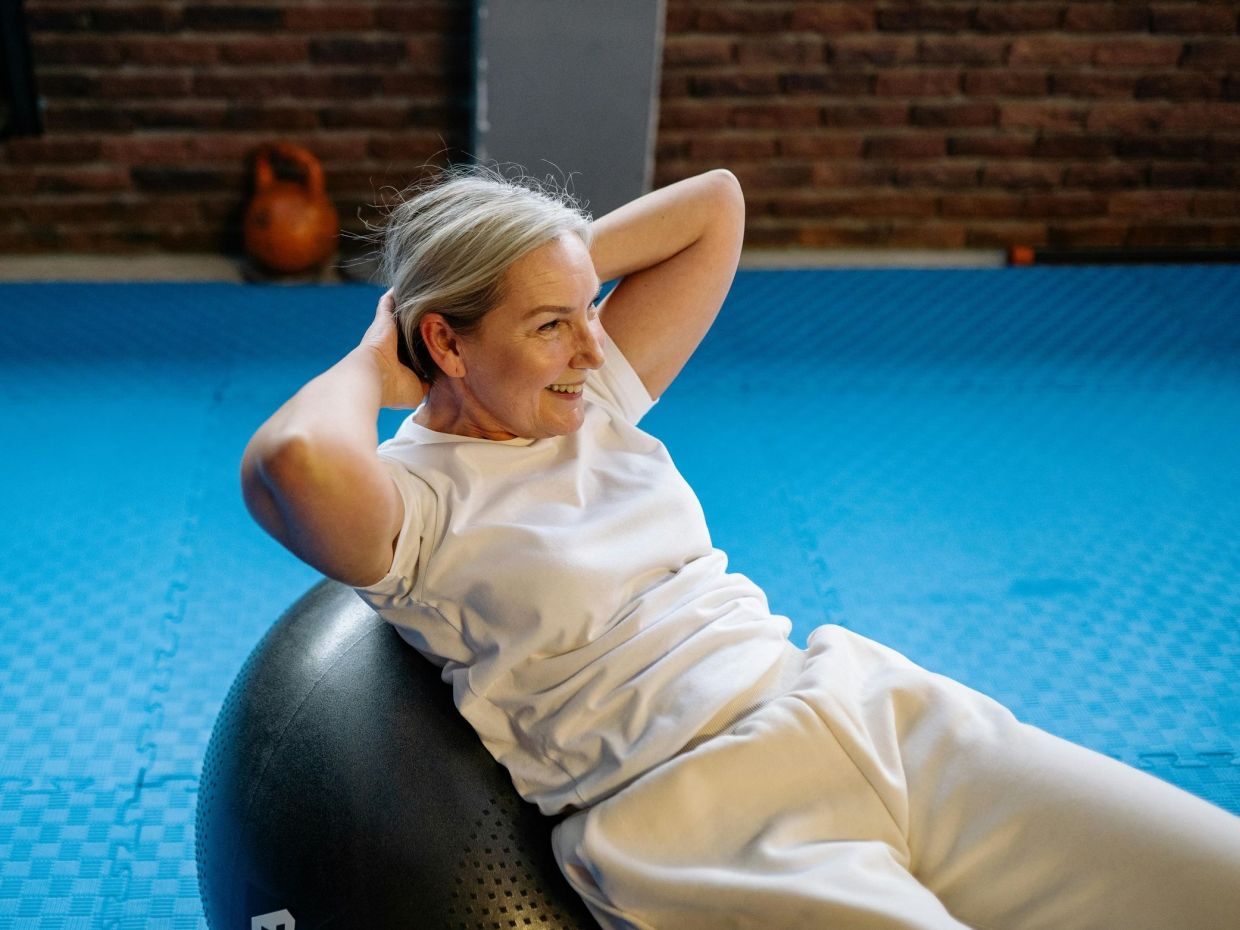 Η συνήθεια που συνδέεται με τη μακροζωία των γυναικών και δεν είναι το cardio