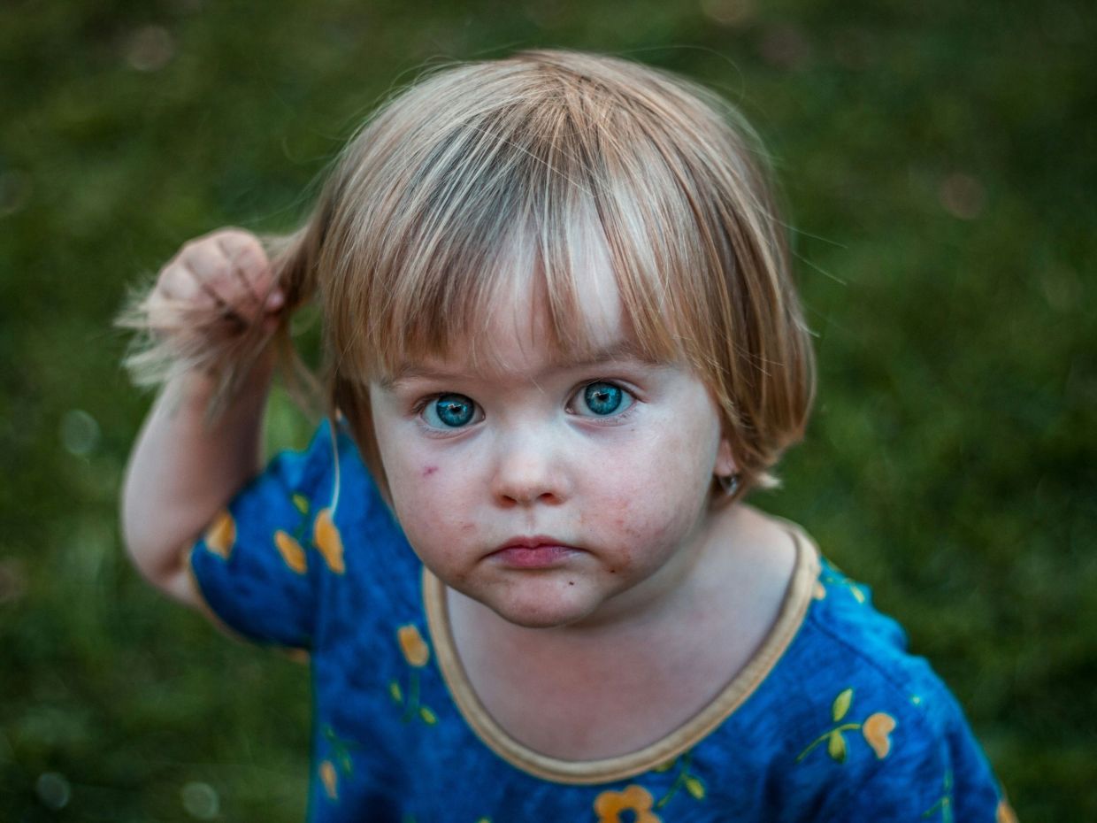 Οι «τρομακτικές» σκέψεις που κάνεις κάθε φορά που βλέπεις το παιδί σου να ξύνει το κεφάλι του