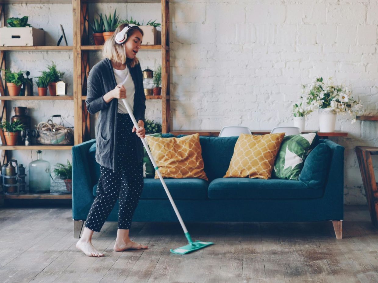 Το eco hack με ξίδι που θα κάνει τα πατώματά σου να λάμπουν σαν καινούργια