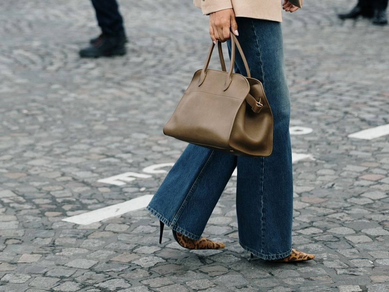 Pumps ή σανδάλια; Με ποια παπούτσια να φορέσεις palazzo jeans αυτή την άνοιξη