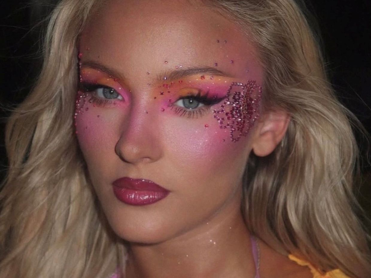 Body Glitter 2026: Η μεγάλη επιστροφή της λάμψης και των Y2K trends