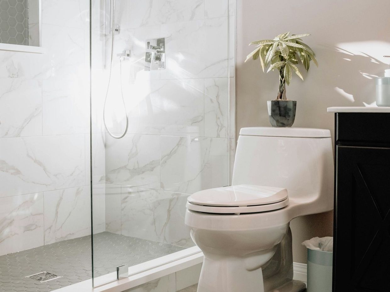 Πώς να καθαρίσεις την πόρτα του ντους σου γρήγορα με ένα απλό κόλπο