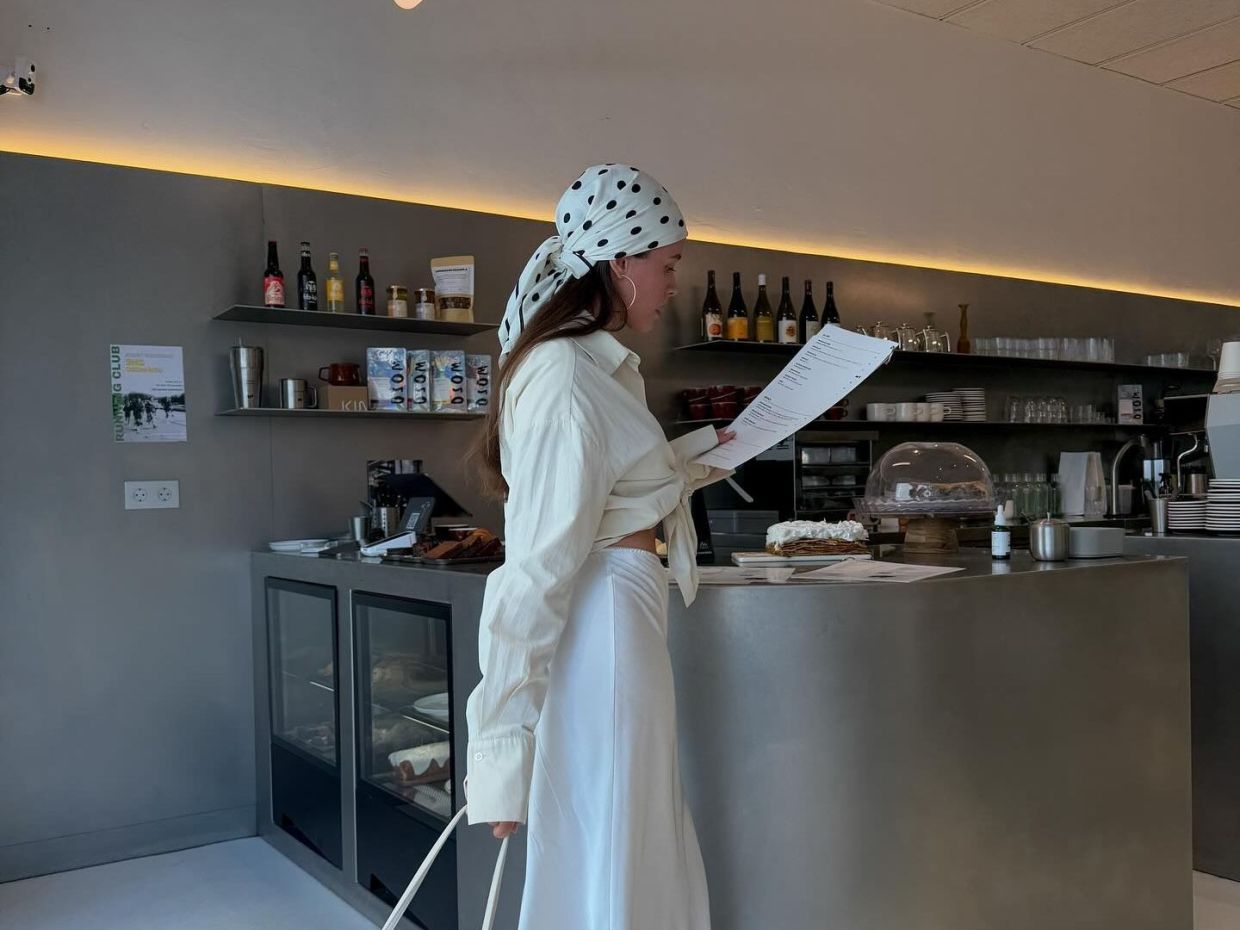 Πώς να κάνεις styling ένα total white look και να δείχνει fashionable & ενδιαφέρον